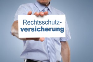 Mann mit Schild zur Rechtsschutz