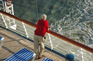 Mann an Bord eines Kreuzfahrtschiffes