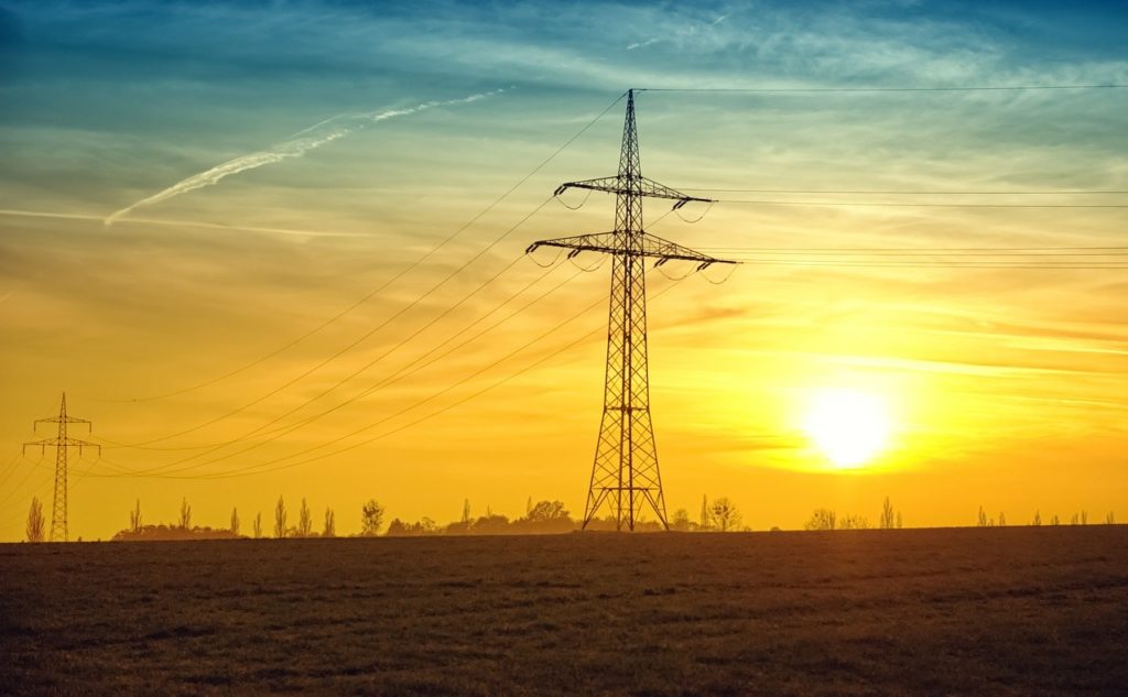 Strommasten Überland im Sonnenuntergang