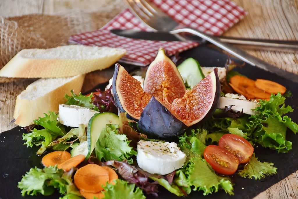 sommerlicher Salat mit Brot