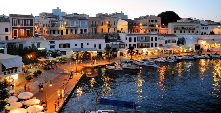 Ein Glückshotel auf Menorca finden, aber was sind Glückshotels?