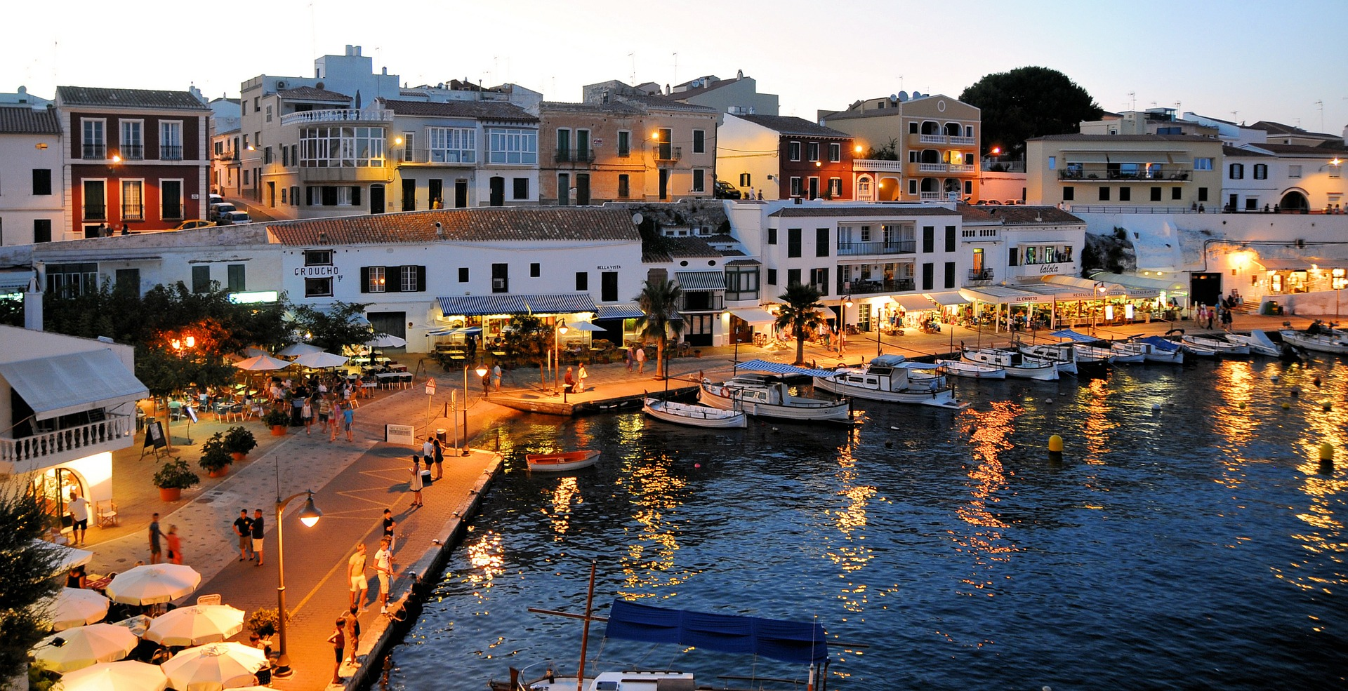 Strand von Menorca mit Blick auf Hotelanlagen