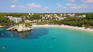 Strand von Menorca mit Blick auf Hotelanlagen
