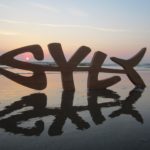 Sylt Schriftzug am Strand beim Sonnenuntergang