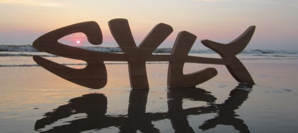 Sylt Schriftzug am Strand beim Sonnenuntergang