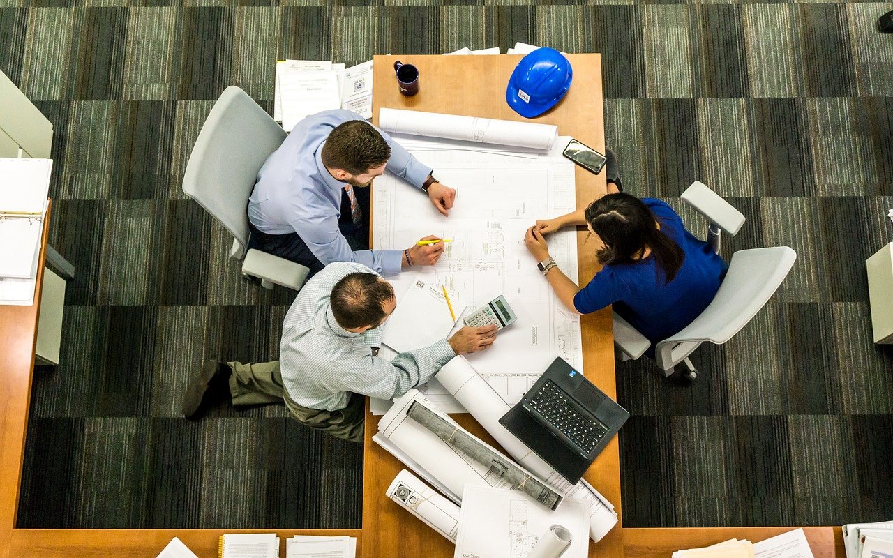 Architekt in Planung mit Eigenheiminteressenten
